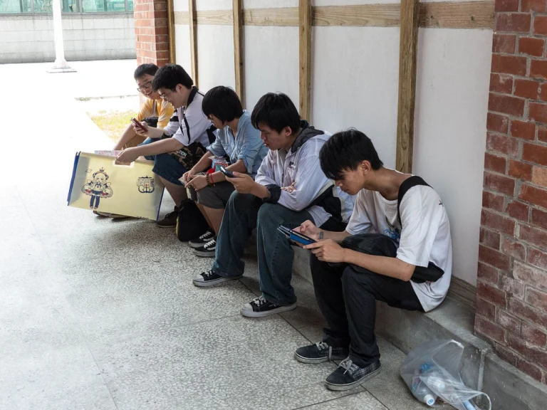 Should Smartphones Be Banned in Colleges?